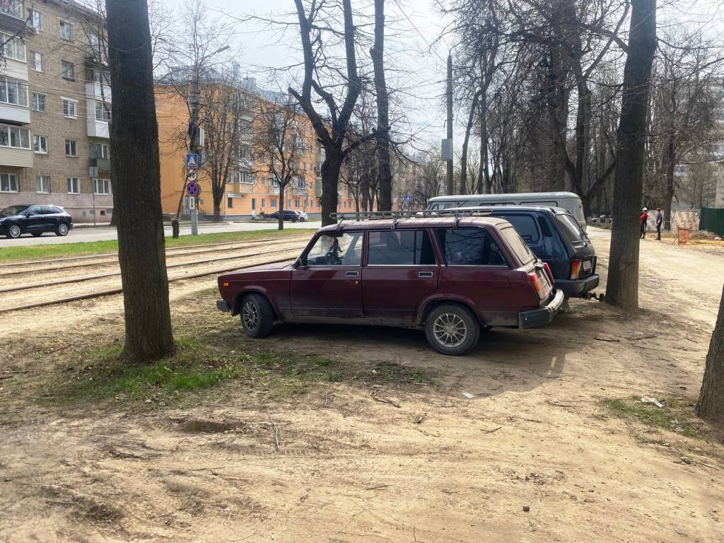 В Туле прошел рейд по парковке автомобилей на озелененных территориях.