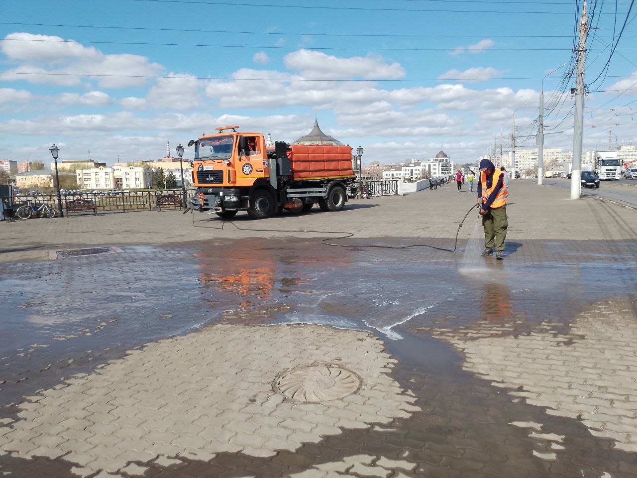 В Туле моют тротуары.