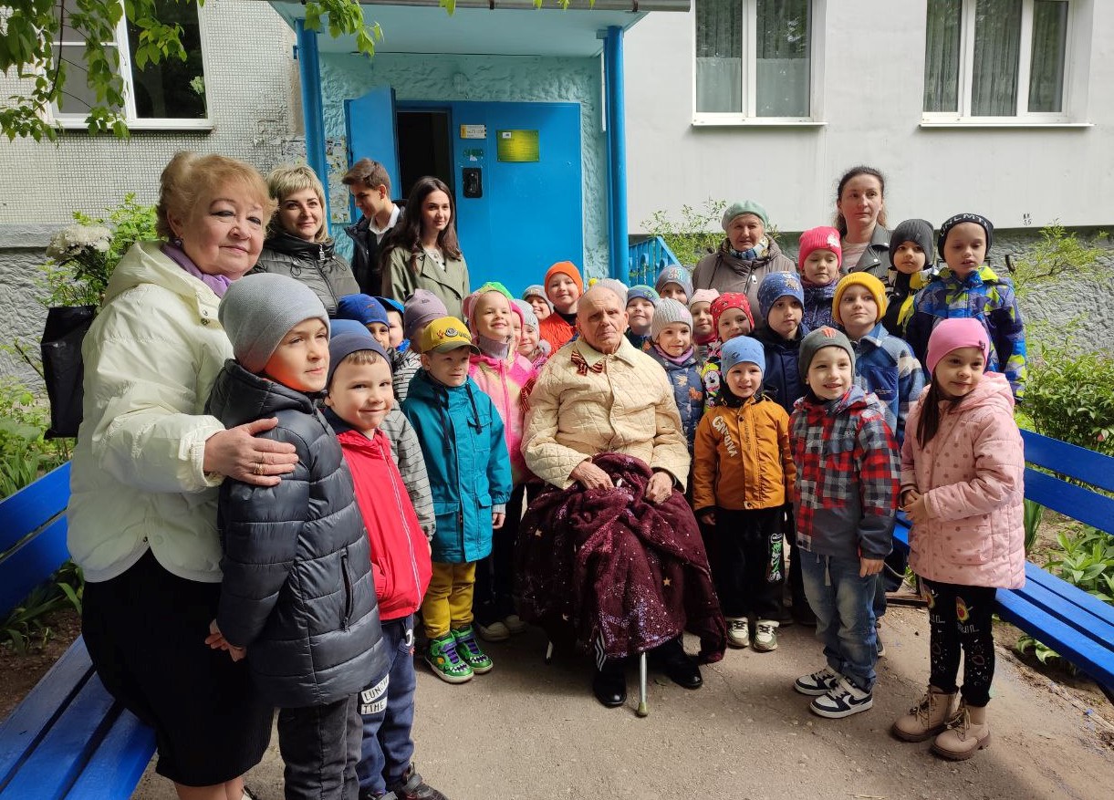 В Туле проходит акция «Парад у дома ветерана».