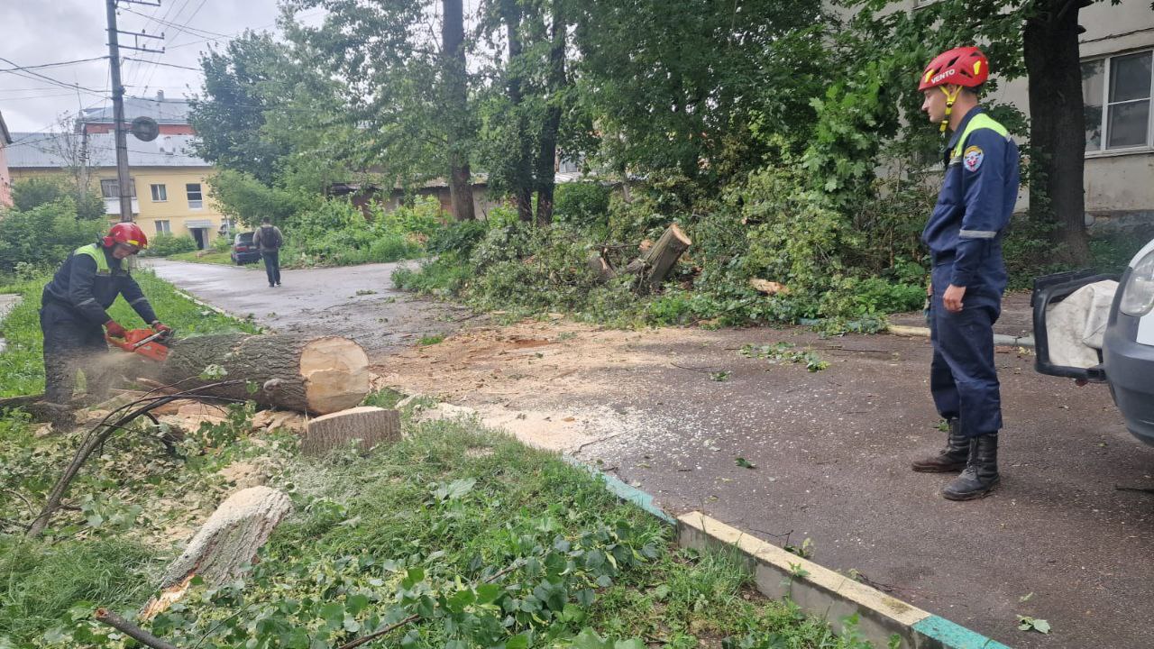 Городские службы устраняют последствия непогоды.