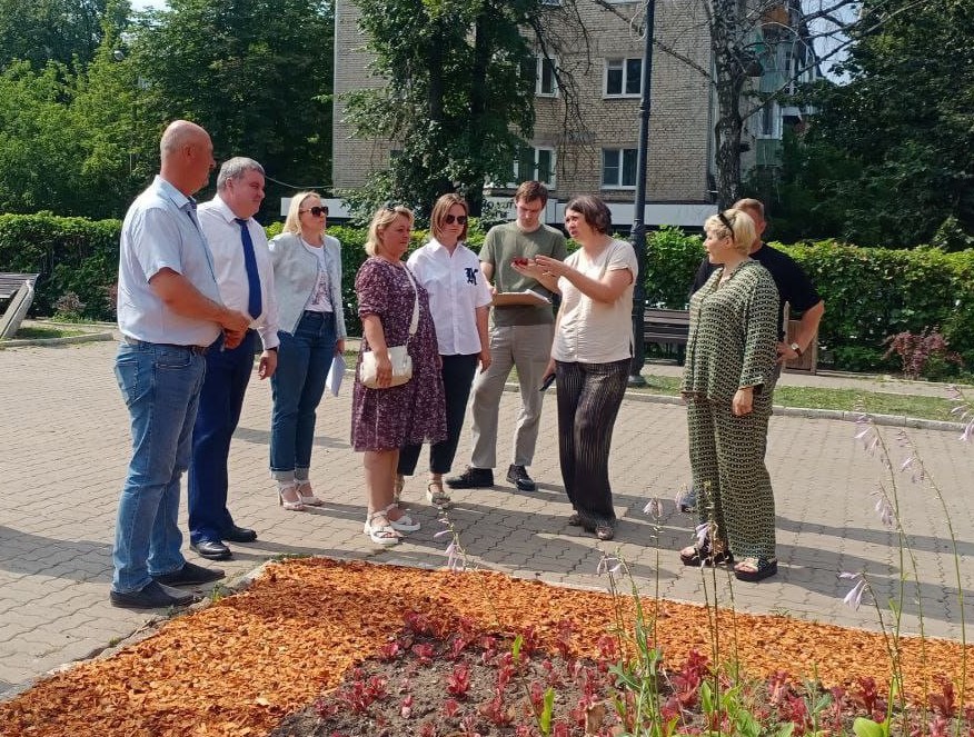 Илья Беспалов провел выездное совещание в сквере Л.Н. Толстого.