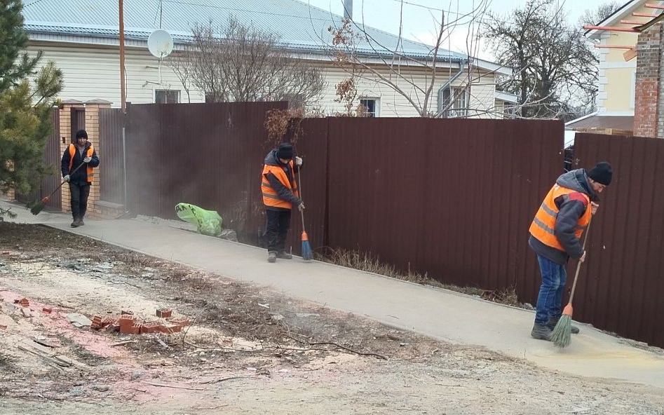 Уборка и благоустройство в городе.