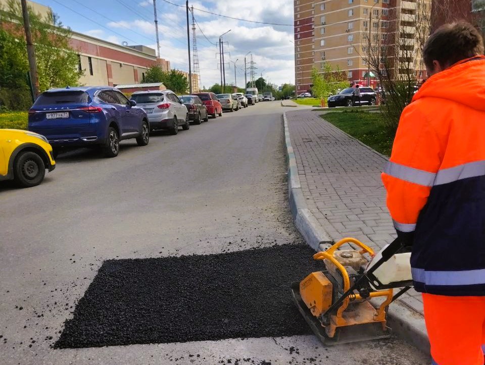 В Туле продолжается ямочный ремонт дорог.