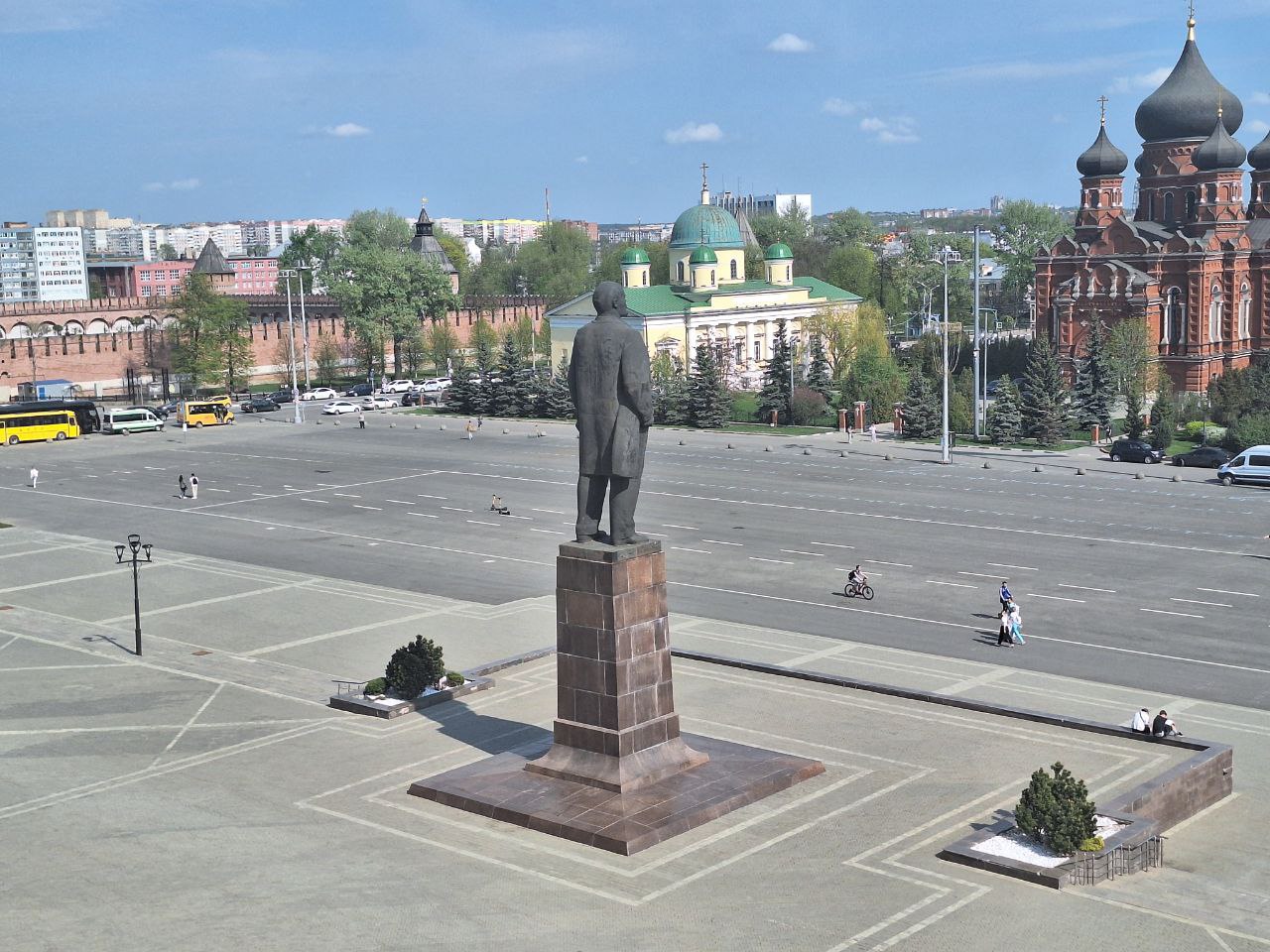 С 28 апреля на площади Ленина ограничат парковку транспорта.