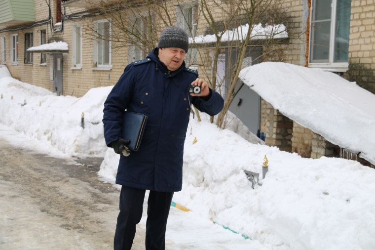 В Заречье прошел рейд по уборке придомовых территорий от снега. В Заречье прошел рейд по уборке придомовых территорий от снега.