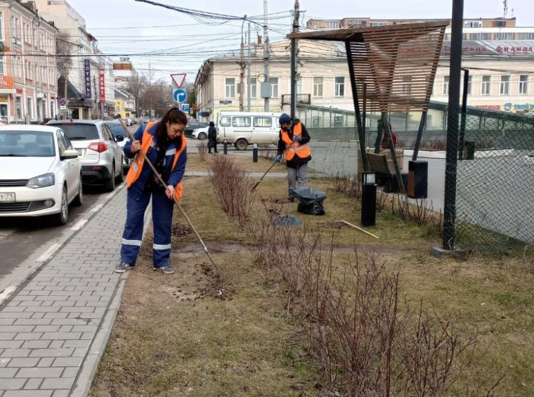 Стартовали уходные работы за зелеными насаждениями. Стартовали уходные работы за зелеными насаждениями.