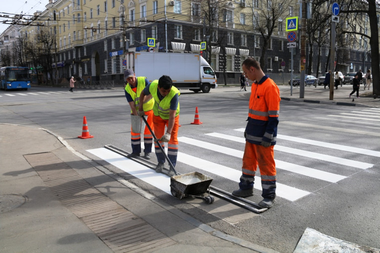 На дороги Тулы наносят разметку. На дороги Тулы наносят разметку.