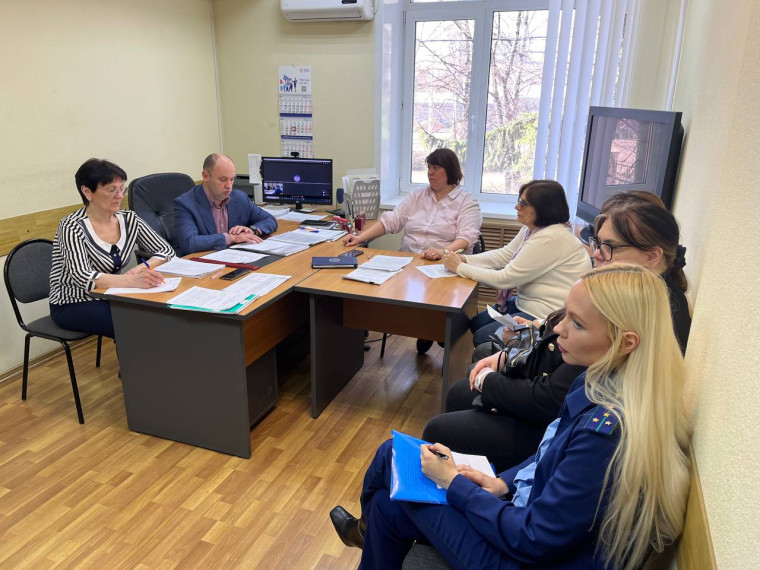 В администрации обсудили задолженность по заработной плате в организациях. В администрации обсудили задолженность по заработной плате в организациях.