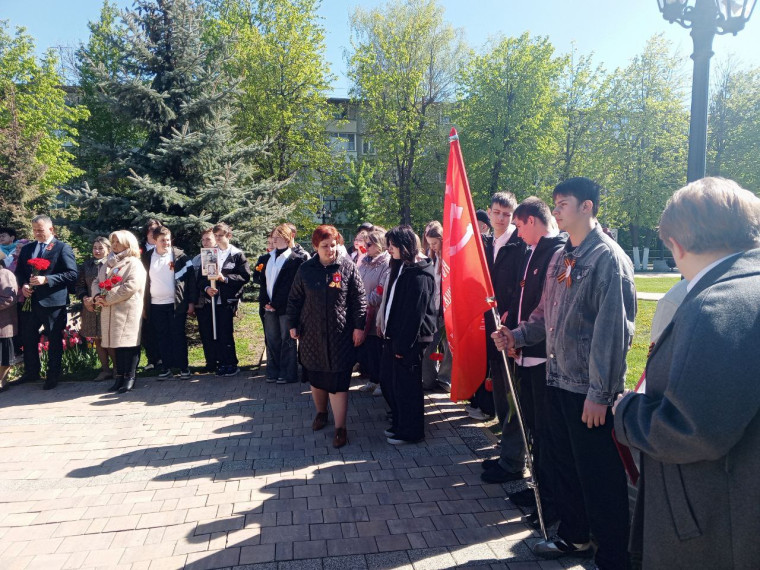 В Туле проходят торжественные митинги и возложения цветов к мемориалам. В Туле проходят торжественные митинги и возложения цветов к мемориалам.