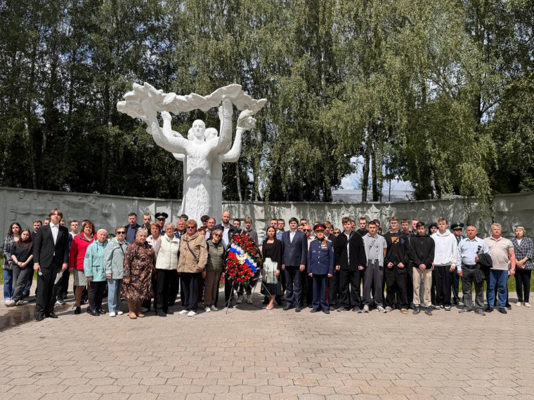 На Всехсвятском кладбище состоялся митинг, посвященный Дню памяти и скорби. На Всехсвятском кладбище состоялся митинг, посвященный Дню памяти и скорби.