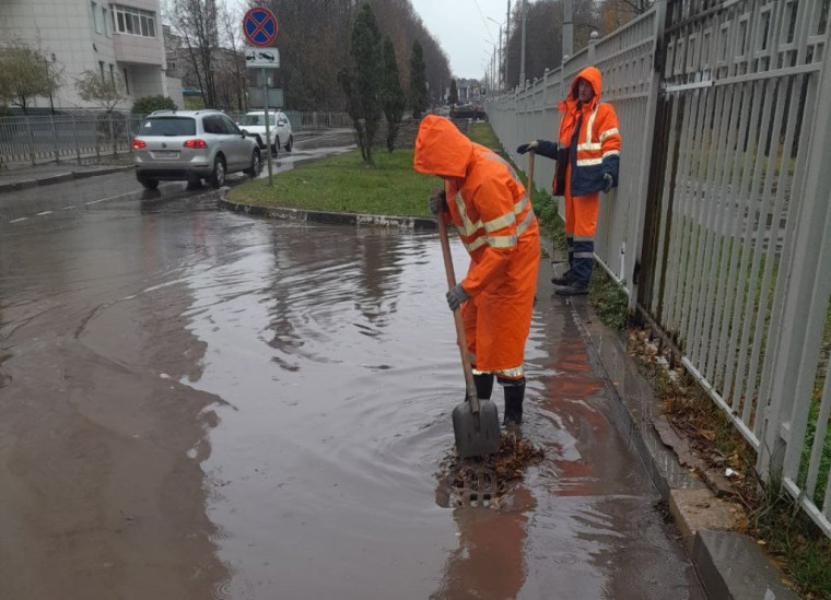 В Туле ликвидируют подтопления дорог. В Туле ликвидируют подтопления дорог.