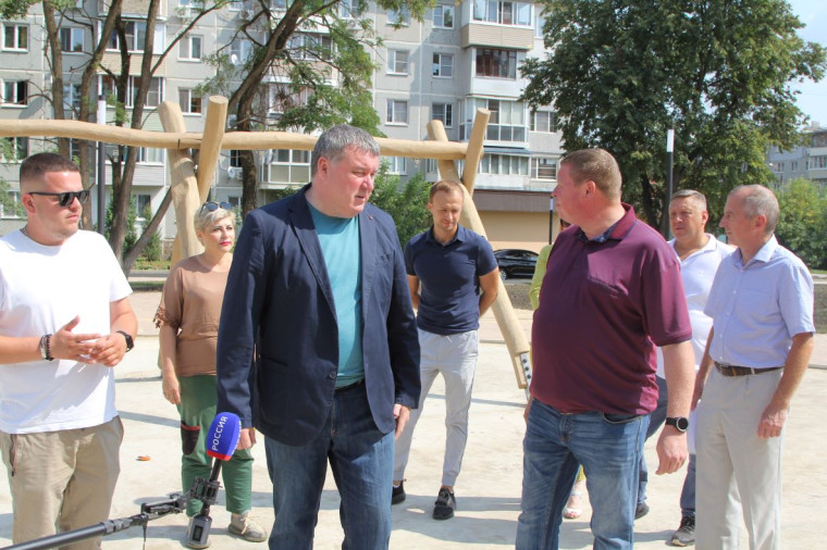 Илья Беспалов проинспектировал работы по благоустройству сквера на ул. Кауля и сквера Памяти воинов-интернационалистов.