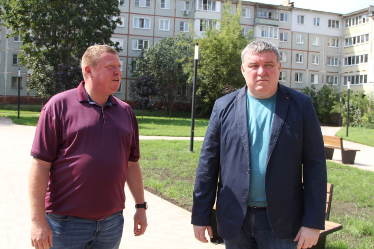 Илья Беспалов проинспектировал работы по благоустройству сквера на ул. Кауля и сквера Памяти воинов-интернационалистов.