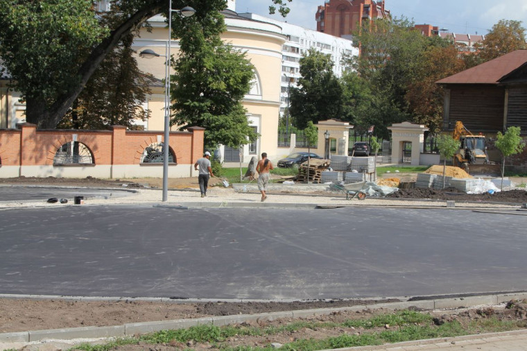 Илья Беспалов проинспектировал работы по благоустройству сквера на ул. Кауля и сквера Памяти воинов-интернационалистов.