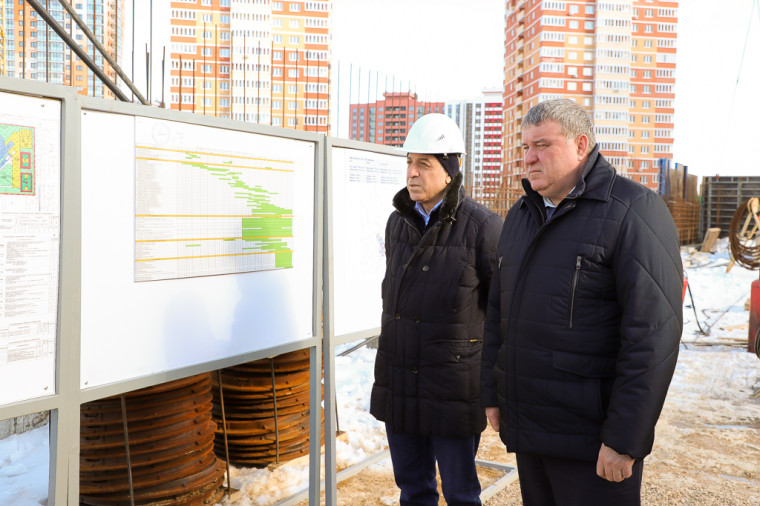 Илья Беспалов проинспектировал строительство школы в 1-ом Юго-Восточном микрорайоне.