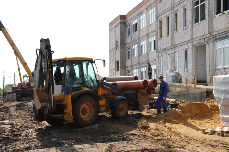 Илья Беспалов проверил ход строительства школы в д. Ямны.