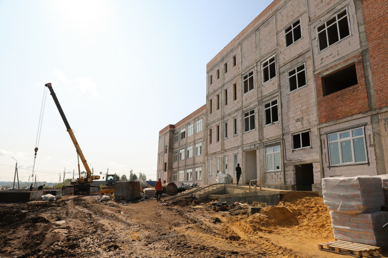 Илья Беспалов проверил ход строительства школы в д. Ямны.