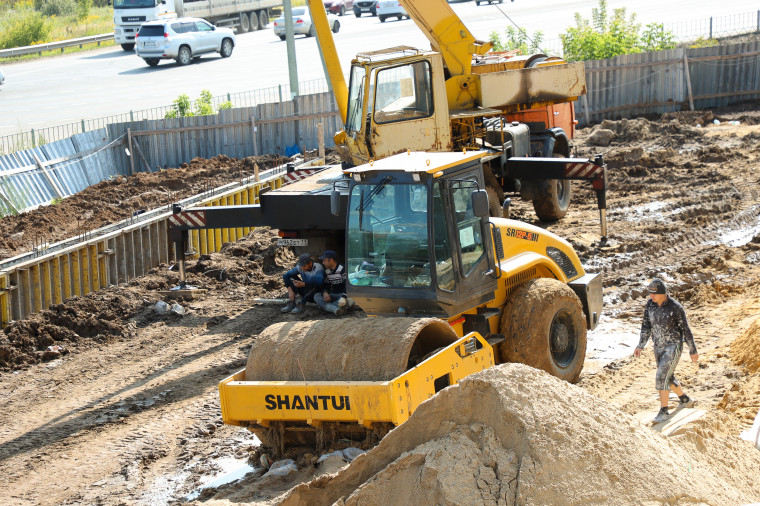 Илья Беспалов проверил ход строительства школы в д. Ямны.