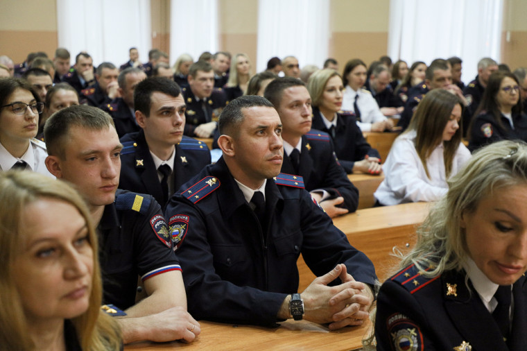 Илья Беспалов наградил отличившихся полицейских.