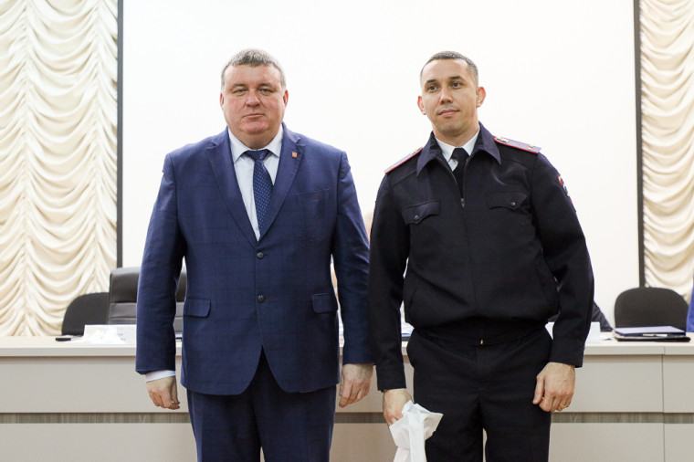 Илья Беспалов наградил отличившихся полицейских.