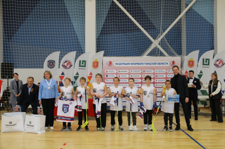 Победителями и призерами Первенства города Тулы по флорболу стали 18 школьных команд.