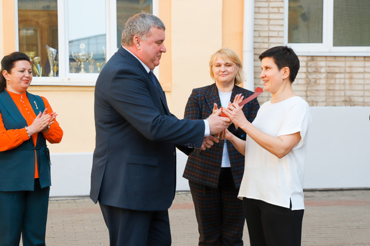 Илья Беспалов приветствовал участников юбилейного Слета именных школ.