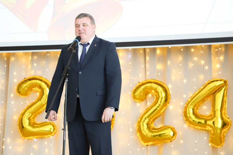 Илья Беспалов поздравил старшеклассников с праздником последнего звонка.