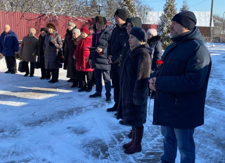 В округах города состоялись торжественные митинги и возложения цветов к мемориалам.