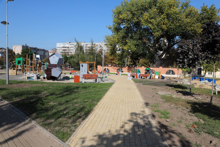 В сквере Памяти воинов-интернационалистов устанавливают игровое и спортивное оборудование.