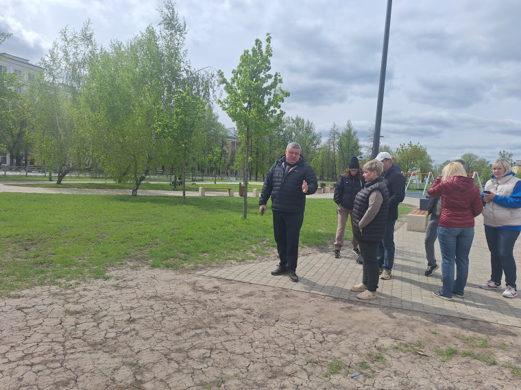 Илья Беспалов провел выездное рабочее совещание в Кировском сквере.