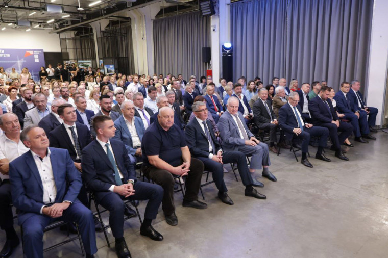 Илья Беспалов принял участие в торжественном мероприятии, приуроченном ко Дню строителя.