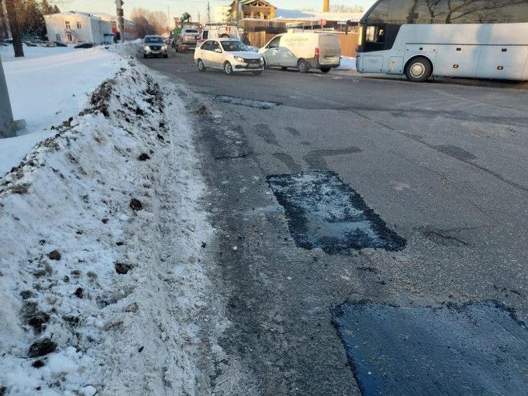 В Туле проводят ямочный ремонт дорог.