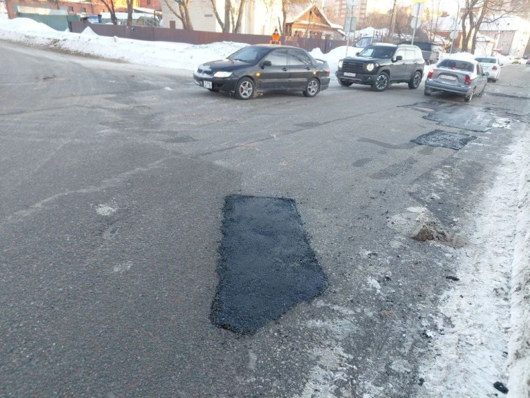 В Туле проводят ямочный ремонт дорог.