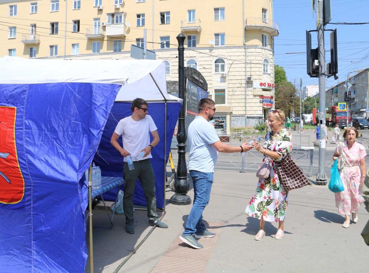 В Туле бесплатно раздают воду.