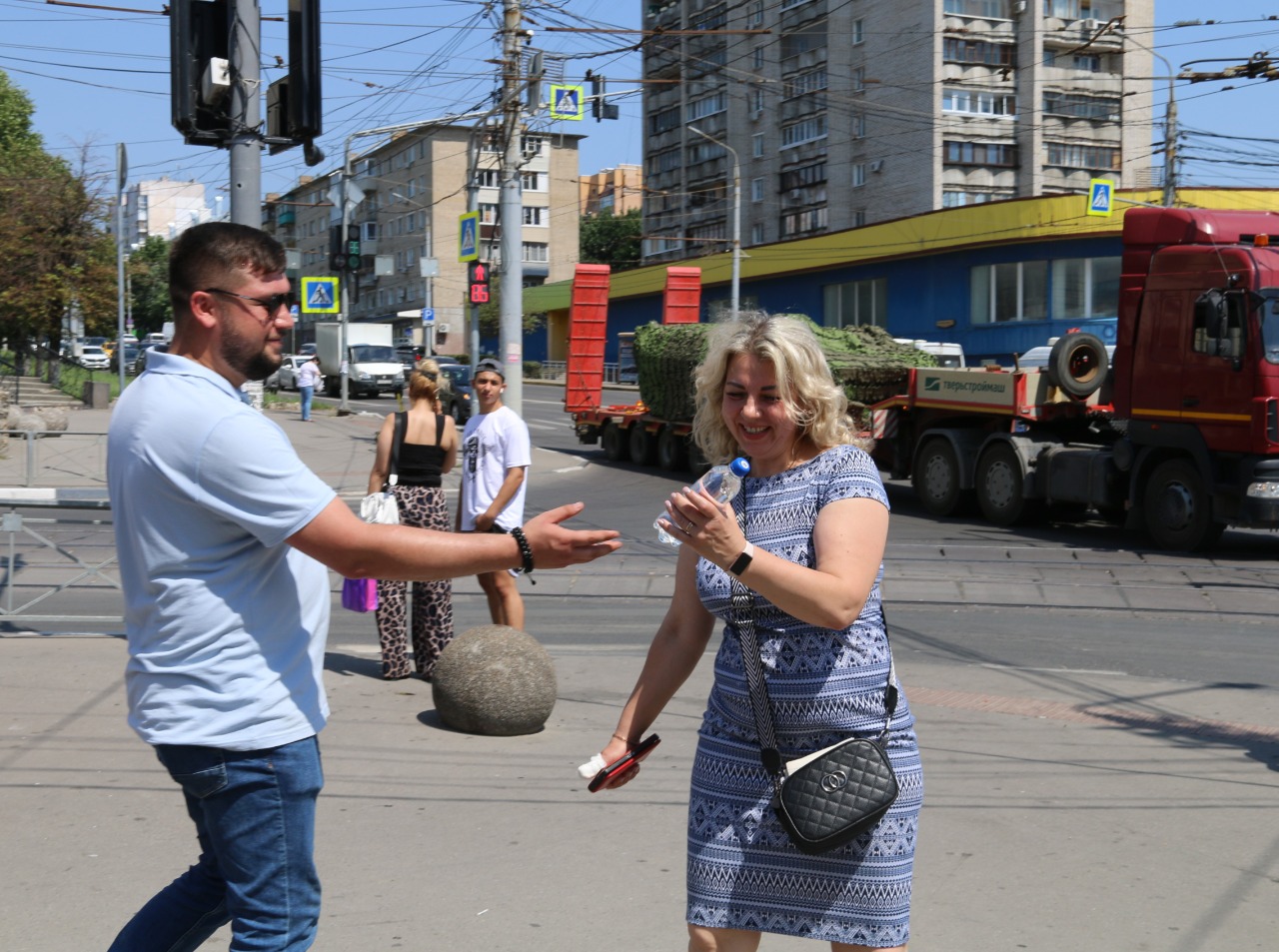 В Туле бесплатно раздают воду.